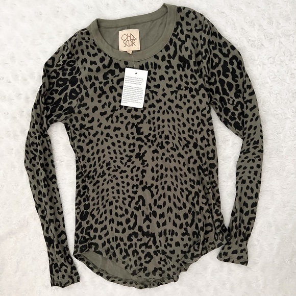 NWT-CHASER x Revolve Gauzy Cotton Jersey Top Safari Green Leopard - Picture 6 of 11